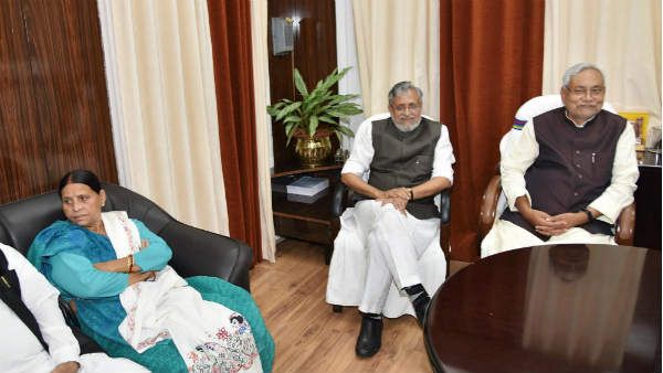 નીતિશ પર દબાણ કે નવા સમીકરણની તલાશ?