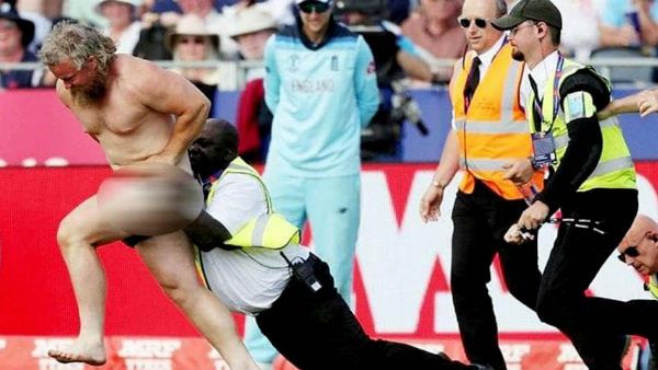 ENG vs NZ: ચાલતી મેચમાં કપડાં વિના ઘૂસ્યો એક વ્યક્તિ
