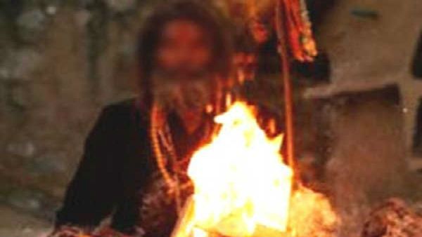 અંધવિશ્વાસ: તલવારથી ત્રણ વર્ષની બાળકીની બલી આપી રહ્યો હતો શિક્ષક