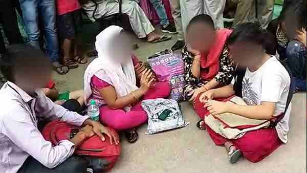 નિવેદન બદલા દબાણ નાખ્યું 