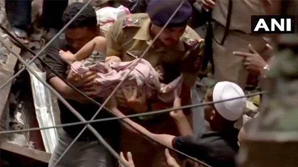 મુંબઈ બિલ્ડિંગ દૂર્ઘટનાઃ કાટમાળમાંથી સુરક્ષિત બહાર કઢાયુ 4 વર્ષનું બાળક, હોસ્પિટલમાં ભરતી