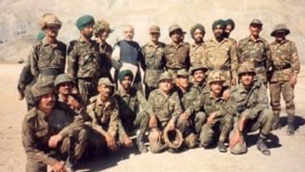 કારગિલ વિજય દિવસઃ પીએમ મોદીએ વીર સપૂતોને કર્યુ નમન, શેર કર્યા 1999ના ફોટા