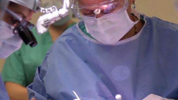 દર્દી કરતો રહ્યો પરિવાર સાથે વીડિયો ચેટ, ડૉક્ટરોએ કર્યુ બ્રેન ટ્યુમરનું ઑપરેશન