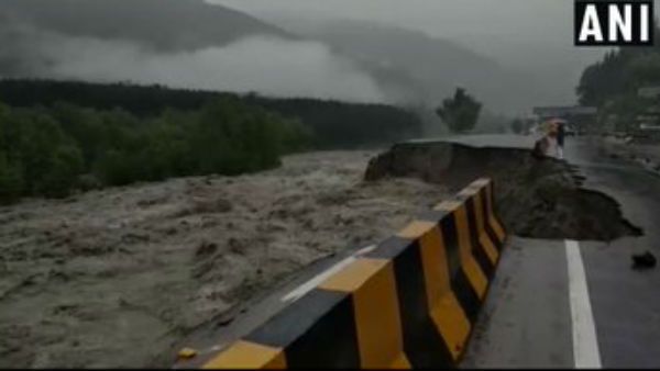Delhi Flood Alert: ખતરાના નિશાનથી ઉપર પહોંચ્યુ યમુનાનુ જળ સ્તર, હેલ્પલાઈન નંબર જારી કરાયા