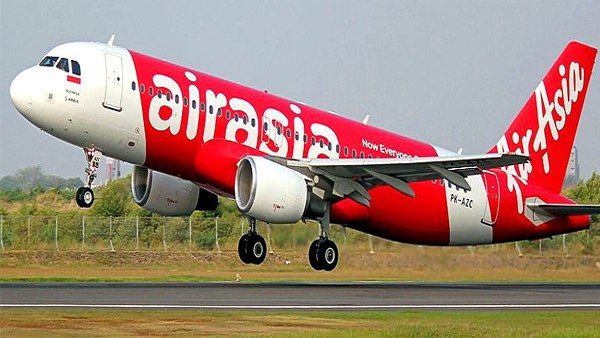 તે દરમિયાન, એરહોસ્ટેસએ જોરથી બૂમ પાડી તે દરમિયાન, એરહોસ્ટેસએ જોરથી બૂમ પાડી