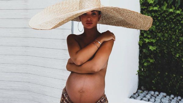 7 મહિનાની પ્રેગ્નેન્ટ એમી જેક્શને ટોપલેસ ફોટો શેર કરી