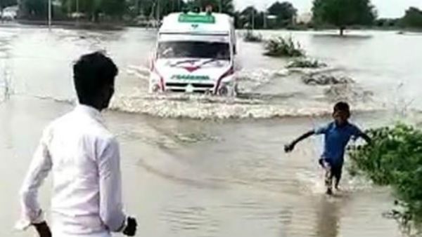 એમ્બ્યુલન્સને રસ્તો દેખાડ્યો એમ્બ્યુલન્સને રસ્તો દેખાડ્યો