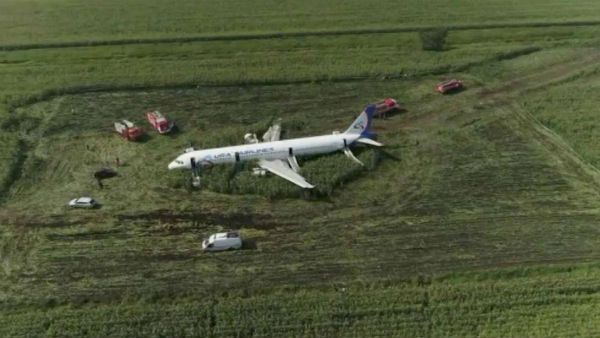 ખેતરમાં ઉતાર્યું પ્લેન ખેતરમાં ઉતાર્યું પ્લેન