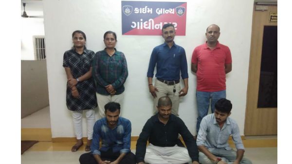 અમદાવાદમાં બોગસ કોલ સેન્ટર ઝડપાયું, કોલગર્લની લાલચ આપી હજારોની ઠગાઈ કરતા