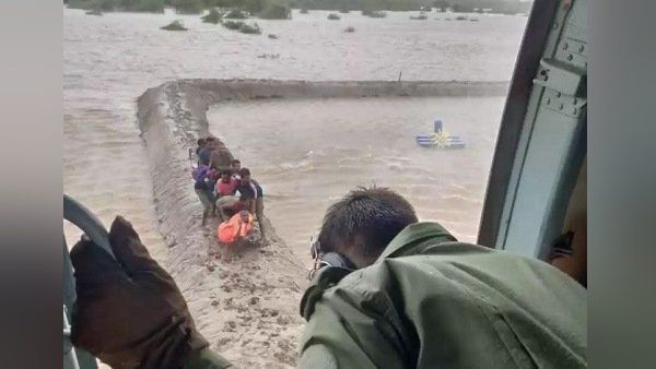 એમઆઈ -17 હેલિકોપ્ટરથી બચાવ