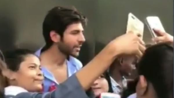 Viral Video: ફોટો પડાવવા આવેલી ફેને કાર્તિક આર્યનના ગાલને કર્યુ કંઈક એવુ...