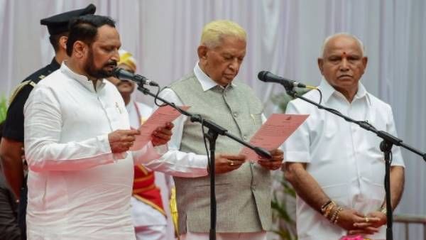 અશ્લીલ વીડિયો જોતા કેમેરામાં થયા હતા કેદ અશ્લીલ વીડિયો જોતા કેમેરામાં થયા હતા કેદ