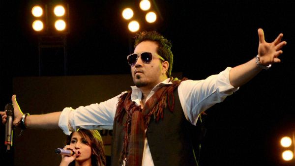 Video: 1.5 કરોડ માટે કેવી રીતે પાકિસ્તાનમાં મુશર્રફના સંબંધીના ત્યાં ઠુમકી રહ્યા છે મીકા સિંહ