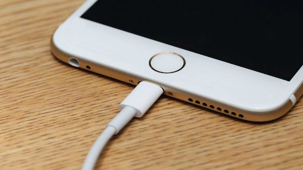 શું તમે કોઈ પણ ચાર્જરથી તમારા ફોનને ચાર્જ કરો છો? સાવધાન થઇ જાઓ