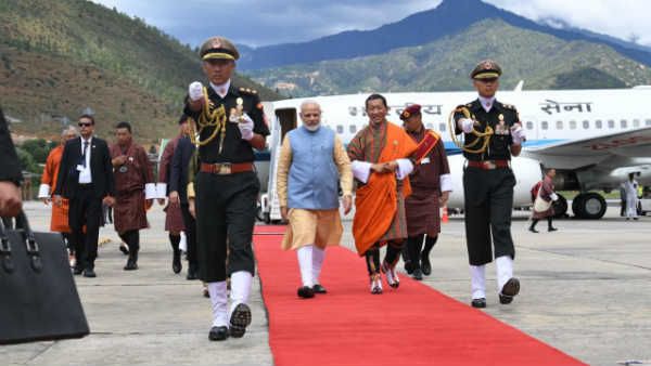 Video: ભૂટાન પહોંચ્યા પીએમ મોદી, હાથમાં ત્રિરંગો લઈ લોકોએ સ્વાગત કર્યું