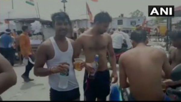 વીડિયો: કાવડ યાત્રામાં દારૂના પેગ બનાવી રહ્યા છે કાવડિયા