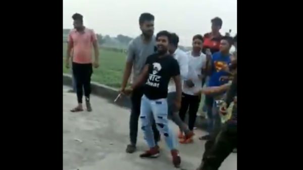 બર્થ ડે કેક કાપવા માટે ગોળી ચલાવી, વીડિયો વાયરલ