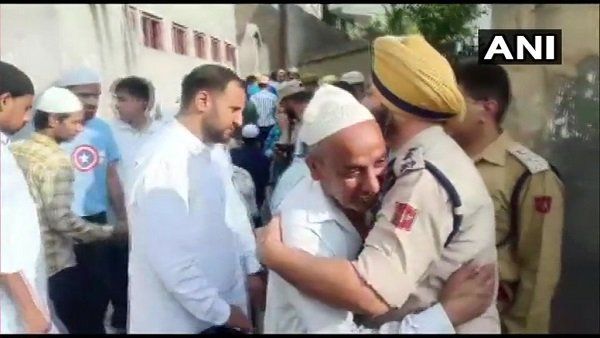 Live: શ્રીનગરમાં લોકોએ બકરીઈદ નમાજ પઢી