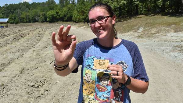 27 વર્ષીય મિરાન્ડા હોલિંગશીડના હાથમાં આવ્યો હીરો 27 વર્ષીય મિરાન્ડા હોલિંગશીડના હાથમાં આવ્યો હીરો