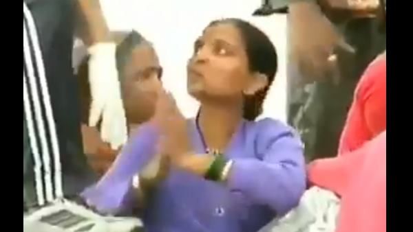 બોટમાં બેઠેલી મહિલાએ ભગવાનનું નામ લેતાં એક સેનાના જવાનને પગે લાગી