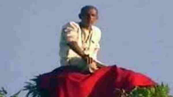 પોલીસના હટાવ્યા પછી ફરી બાબા ત્યાં પહોંચ્યા