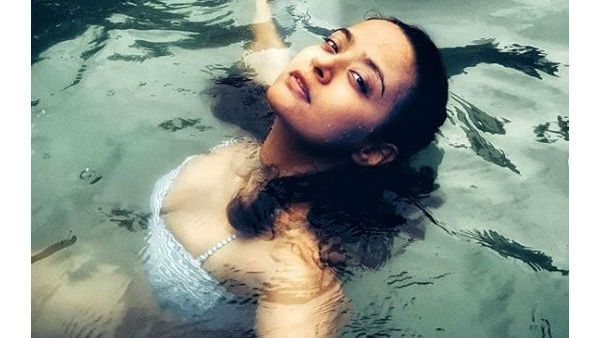 પલમાં મસ્તી કરતી