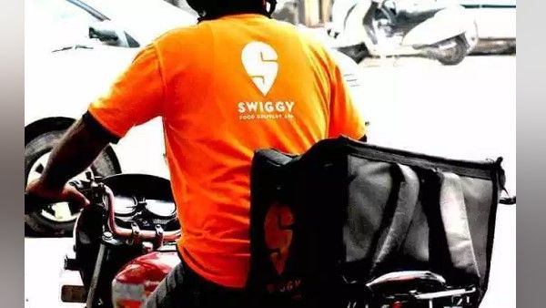 સ્વિગી ડિલિવરી બોય ઘરે દારૂ પહોંચાડી રહ્યા હતા