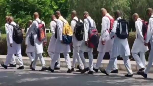 રેગિંગઃ માથા મુંડાવીને કોલેજ પહોંચ્યા મેડીકલ છાત્ર, પરેડ કરી સીનિયરને કરી સલામ