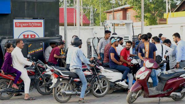 શ્રીનગરમાં સ્થિતિ બેકાબુ, પેટ્રોલ પંપથી લઈને એટીએમની બહાર સુધી લાઈનો