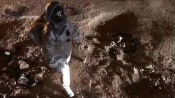 રસ્તા પર નિકળ્યો અંતરિક્ષ યાત્રી