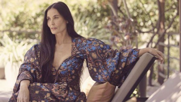 બાથટબમાં બે મહિલાઓ સાથે