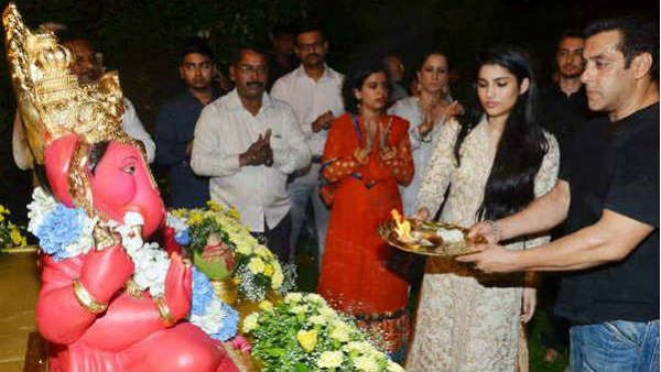 જાતે કરે છે આરતી જાતે કરે છે આરતી