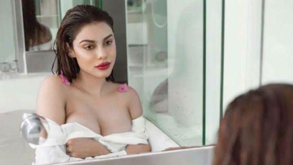 ન્યૂડ ફોટો 