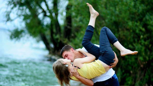 પ્રેમી સાથે નગ્ન અવસ્થામાં બાલ્કનીમાં ઈન્ટીમેટ હતી બાળકની મા, પડવાથી મોત