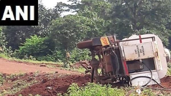 છત્તીસગઢના કાંકેરમાં નક્સલવાદીઓએ ડીઝલ ટેન્કર ઉડાવ્યું, 3નાં મોત