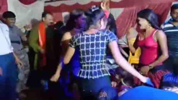 ગણપતિ પંડાલમાં બાર બાળાઓનો ડાન્સ ચાલી રહ્યો હતો
