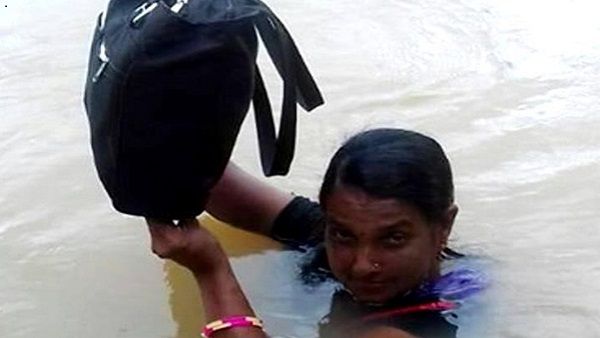 શાળામાં પહોંચવા માટે બિનોદિની સામલ નદી પાર કરે છે