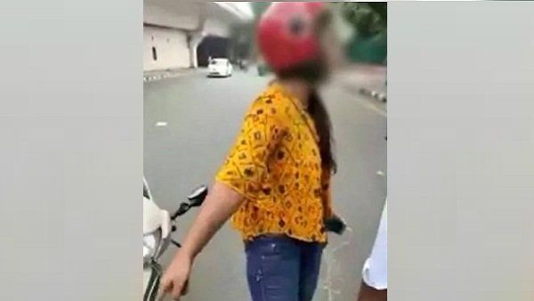 ટ્રાફિક પોલીસના રોકવા પર સ્કૂટી સવાર યુવતીએ હંગામો કર્યો