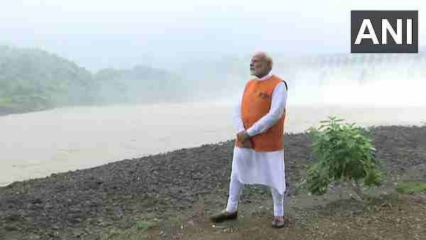 પીએમ મોદી સરદાર સરોવર ડેમ પહોંચ્યા, પૂજા અર્ચના કરી