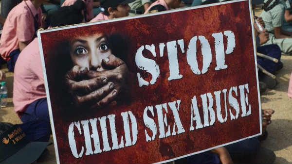 સ્થાનિક લોકો પ્રદર્શન કરી રહ્યા છે