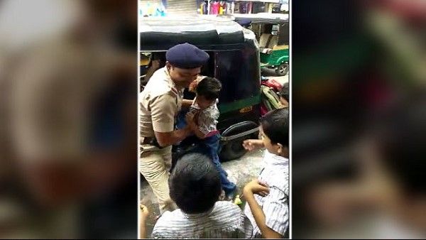 વીડિયો: 20 બાળકોને રિક્ષામાં ઘેટાં-બકરાની જેમ ભર્યા હતા