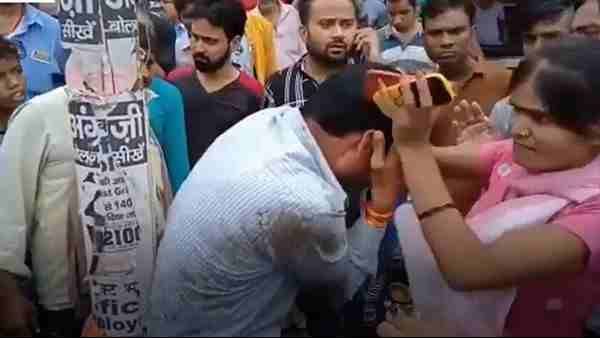 ફોન પર વાત કરતી વખતે પણ વાંધો હતો