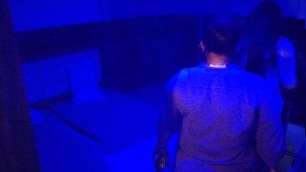 બંધ રૂમમાં યુવતીઓ કરે છે મસાજ