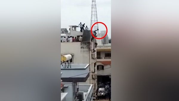 પોલીસ, ફાયર બ્રિગેડ અને ટોળાએ બચાવ્યો