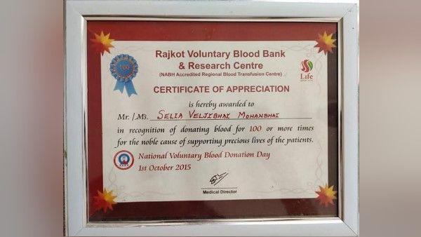 જન્મ રાજકોટના જસદન તહસીલમાં થયો હતો