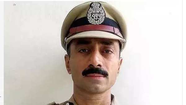 64 વ્યક્તિઓને આપવામાં આવેલી સુરક્ષા પરત લઇ લેવામાં આવી હતી 64 વ્યક્તિઓને આપવામાં આવેલી સુરક્ષા પરત લઇ લેવામાં આવી હતી