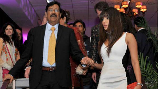 ડાયરેક્ટર મારા પર બૂમો પાડતા ડાયરેક્ટર મારા પર બૂમો પાડતા