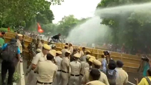 NRC પર નિવેદન બાદ કેજરીવાલના ઘર બહાર ભાજપના કાર્યકર્તાઓનો હંગામો