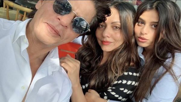 ધામધૂમ સાથે શાહરુખ ખાને કર્યુ ગણપતિ બાપ્પાનુ વિસર્જન ધામધૂમ સાથે શાહરુખ ખાને કર્યુ ગણપતિ બાપ્પાનુ વિસર્જન