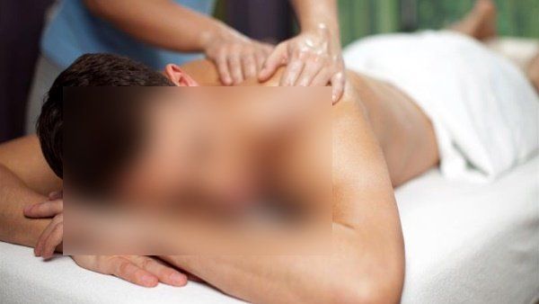 યુવકે દરવાજો ખખડાવી રૂમમાં એન્ટ્રી કરી